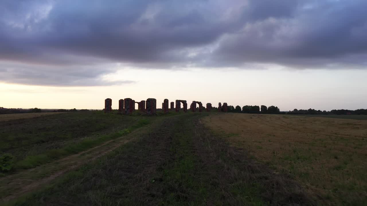 들판 한가운데 있는 고대 헛간 유적, 유산 같은 스톤헨지, 공중 돌리