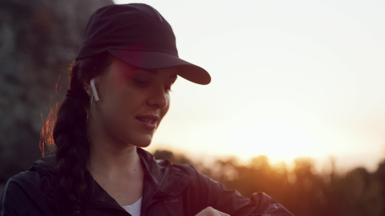 이어 ⁇ 을 착용 한 젊은 여성