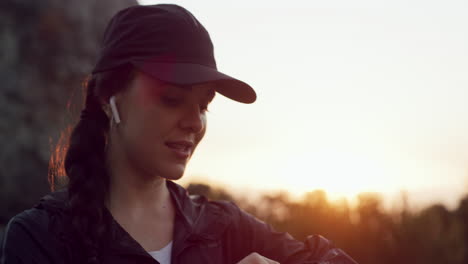 una mujer joven con auriculares