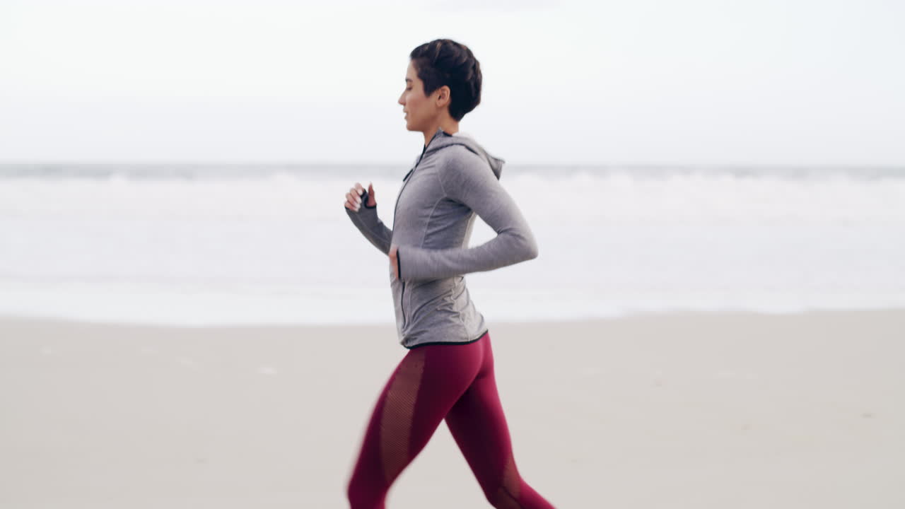 mujer corriendo en la playa