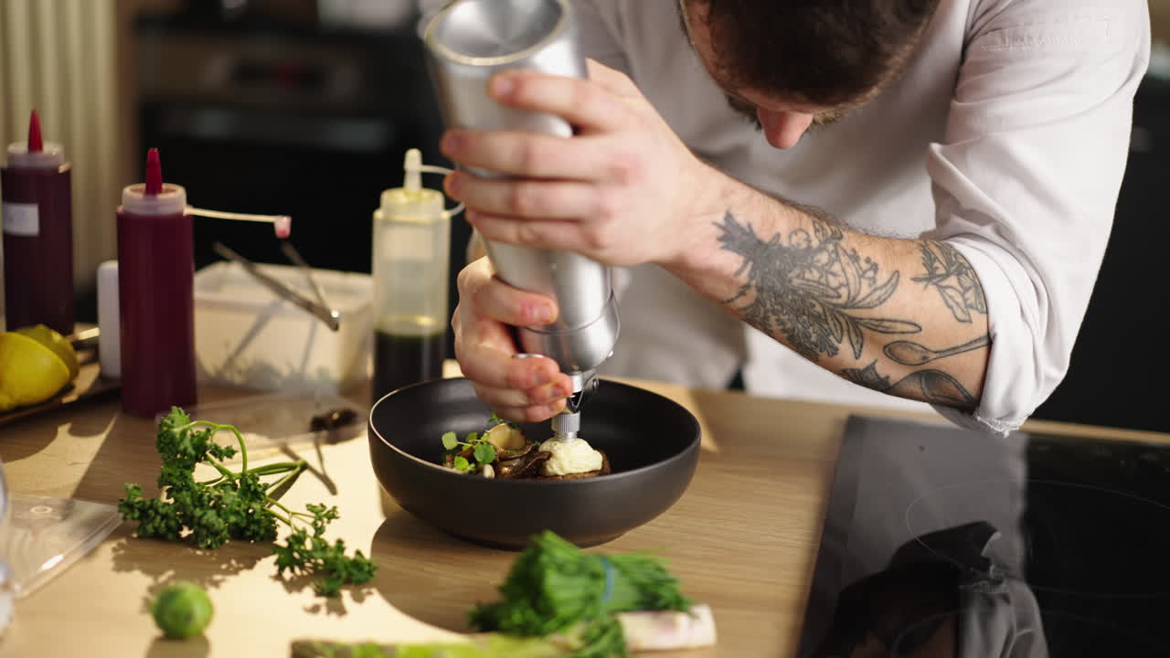 chef preparando un plato gourmet