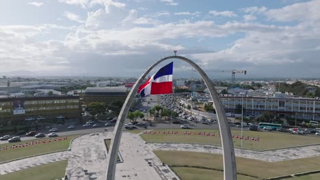 Flagge-Weht-Im-Wind-Auf-Der-Plaza-De-La-Bandera,-Santo-Domingo-In-Der-Dominikanischen-Republik