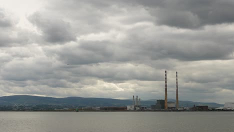 área-Industrial-De-Poolbeg-De-La-Bahía-De-Dublín-En-Un-Día-Nublado