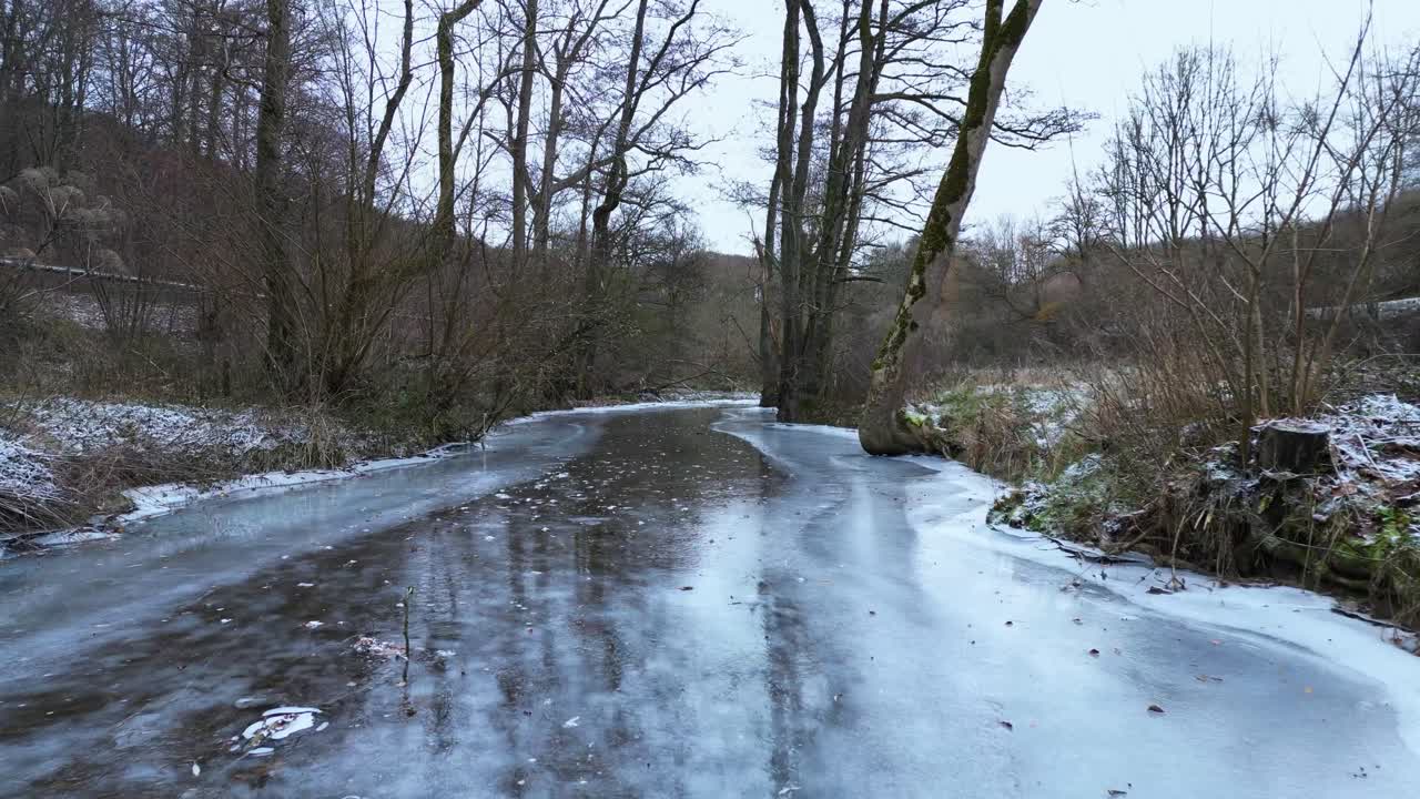 Bevroren rivier in het bos