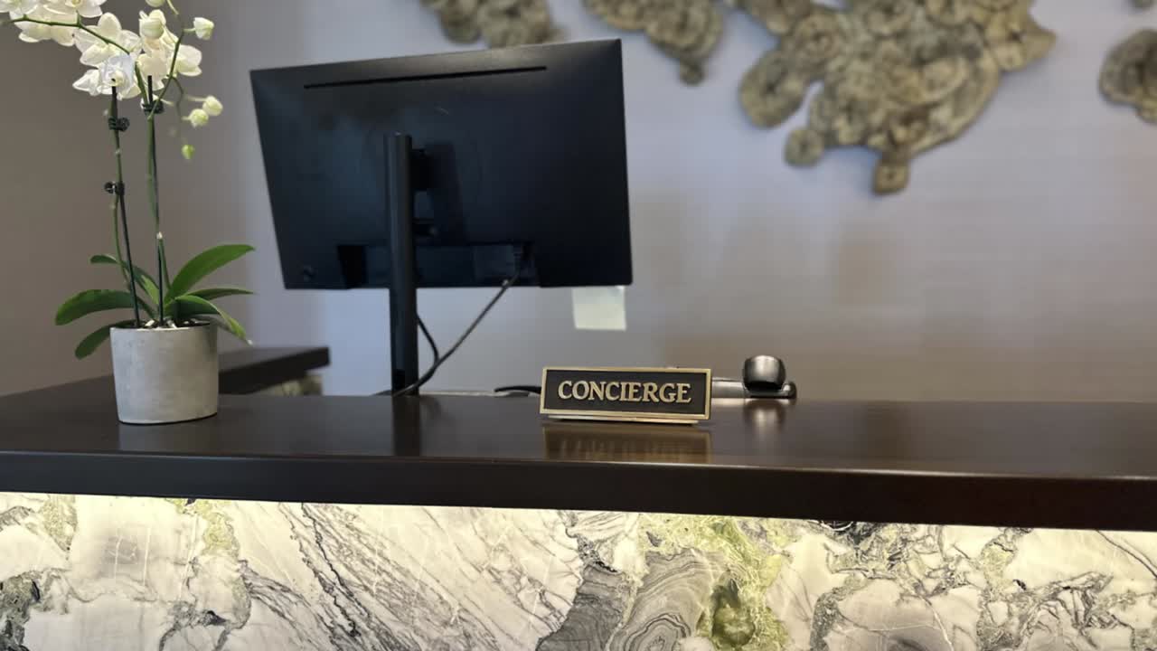 mesa de concierge do hotel. zoom lento para a esquerda.