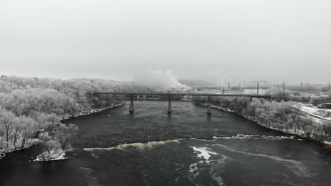 겨울에 강 다리와 서리가 덮인 나무