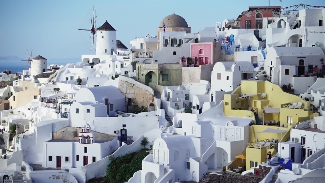 amplia toma de revelación de las famosas casas blancas de santorini, grecia