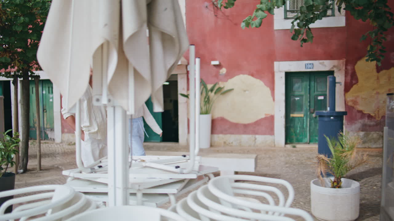 amantes felices caminando por el callejón de la ciudad mediterránea amantes contemplando la ciudad