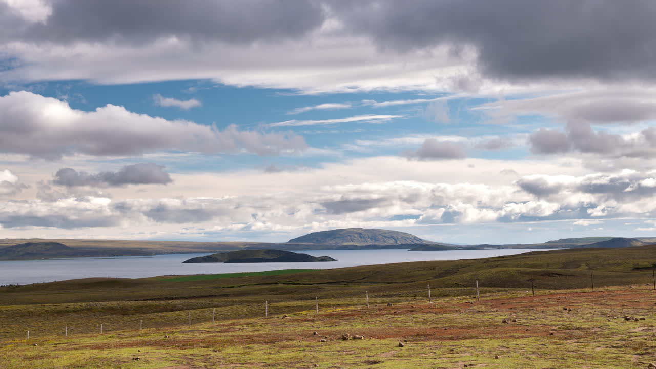 Time lapse di nuvole che si muovono sul lago Thingvallavatn vicino al parco nazionale di Thingvellir, nell'Islanda centrale