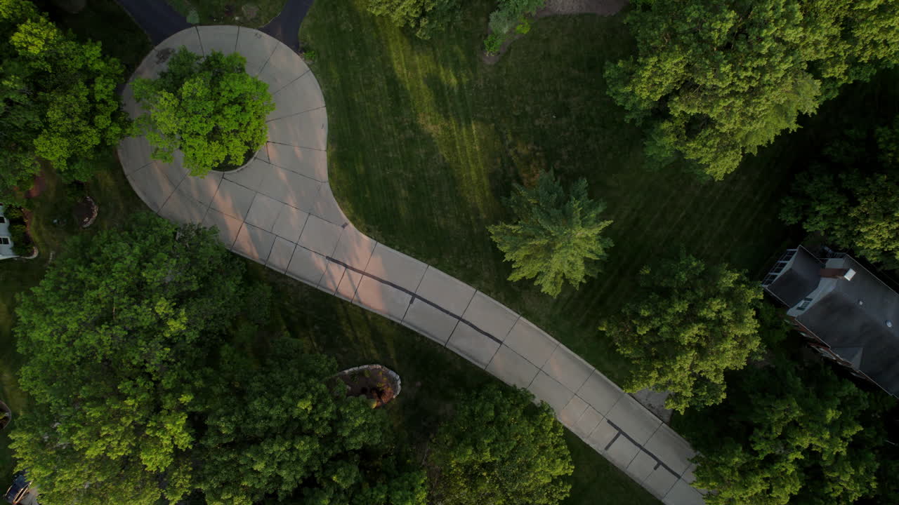 elevarse sobre un callejón sin salida en un agradable vecindario en la ciudad y el campo en st