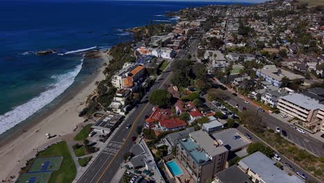 Vista-Aérea-Sobre-La-Carretera-De-La-Costa-Pacífica-Que-Atraviesa-Laguna-Beach,-California