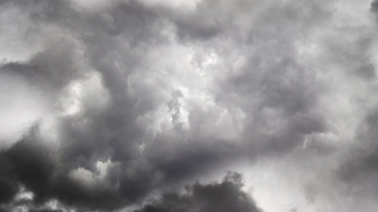 4k 짙은 흐린 하늘과 유약을 바른 녹색