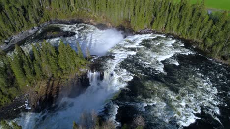 La-Cascada-Ristafallet-En-La-Parte-Occidental-De-Jamtland-Está-Catalogada-Como-Una-De-Las-Cascadas-Más-Hermosas-De-Suecia.