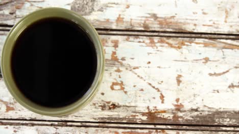 taza de café en una tabla de madera
