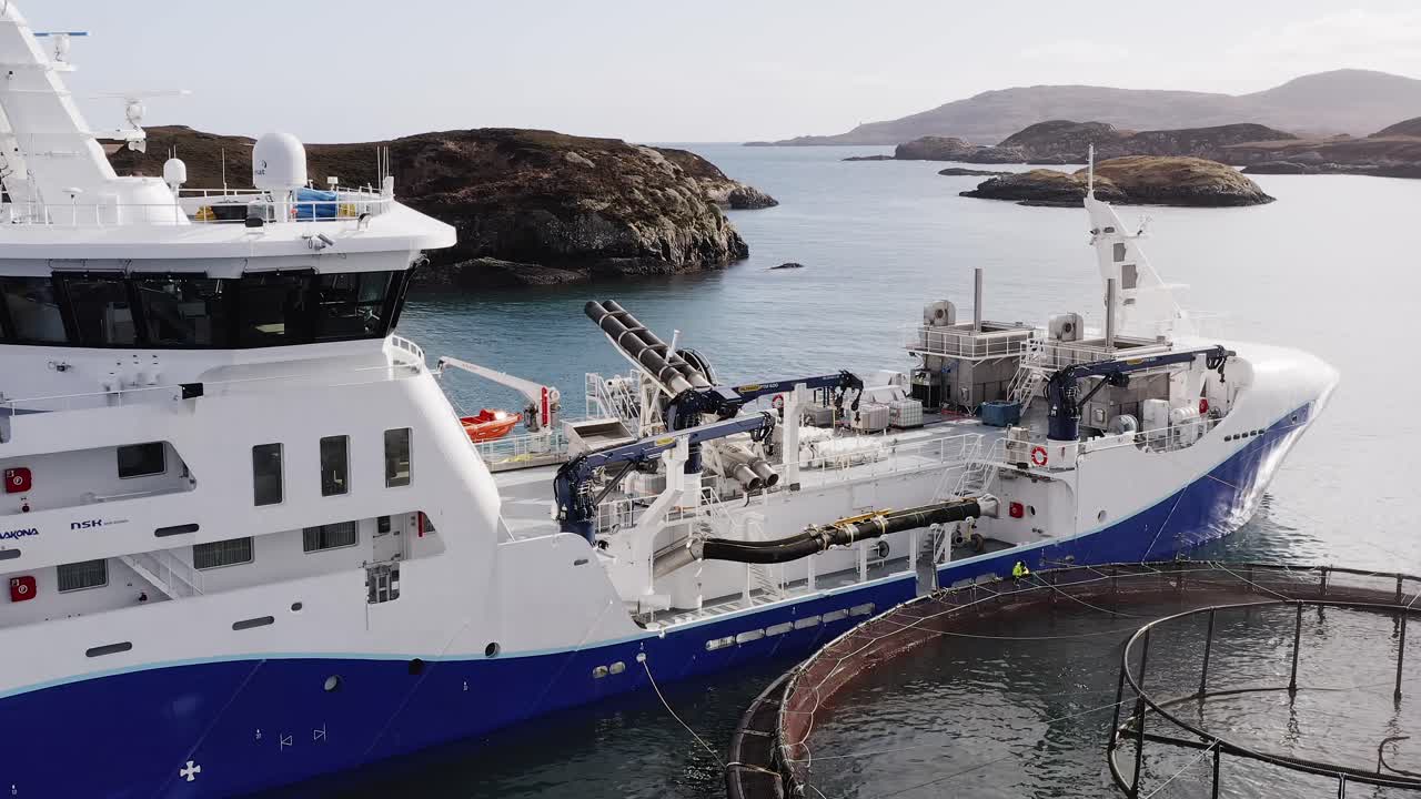 물고기 케이지 에 의해 물고기 양식 선박 의 갑판 의 상승 드론  ⁇