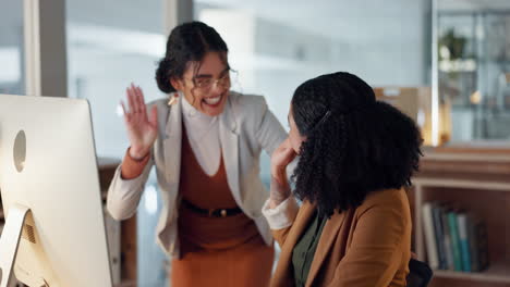 Business,-Frauen-Und-High-Five-Für-Den-Erfolg