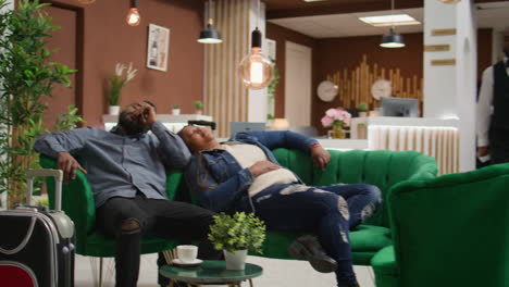 personas cansadas y somnolientas durmiendo en el sofá