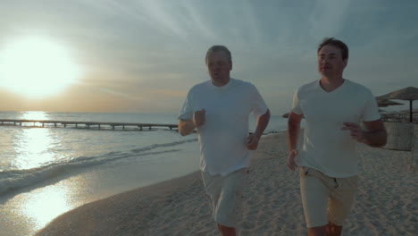 Hombres-Que-Se-Mantienen-En-Forma-Haciendo-Jogging-Regular