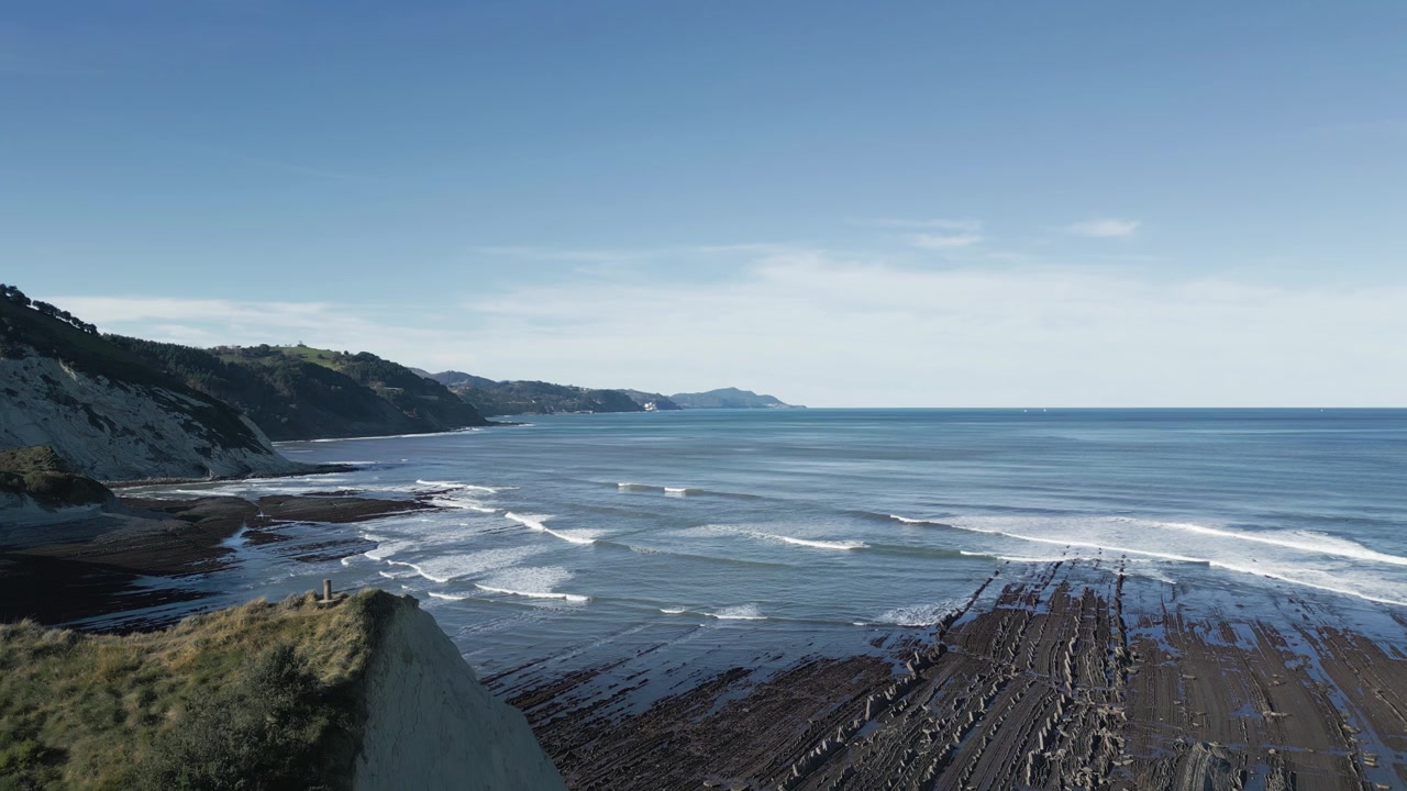 Splendida vista aerea della spiaggia di Sakoneta che rivela le uniche formazioni rocciose di flysch, una meraviglia geologica lungo la costa frastagliata dei Paesi Baschi nel nord della Spagna.