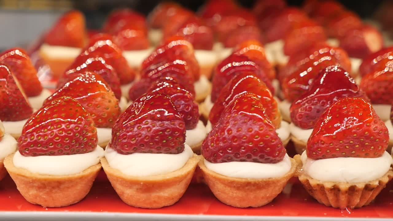 Primo piano di deliziose crostatine di fragole con panna e glassa