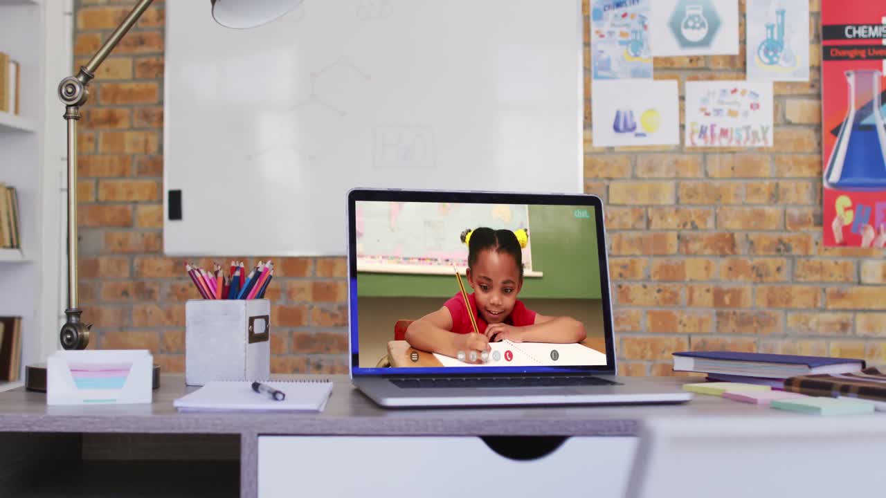 aprendizaje de una colegiala afroamericana mostrado en la pantalla de un portátil durante una videollamada