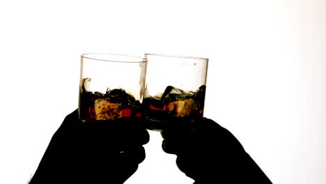 Silueta-De-Manos-Tintineando-Vasos-De-Whisky