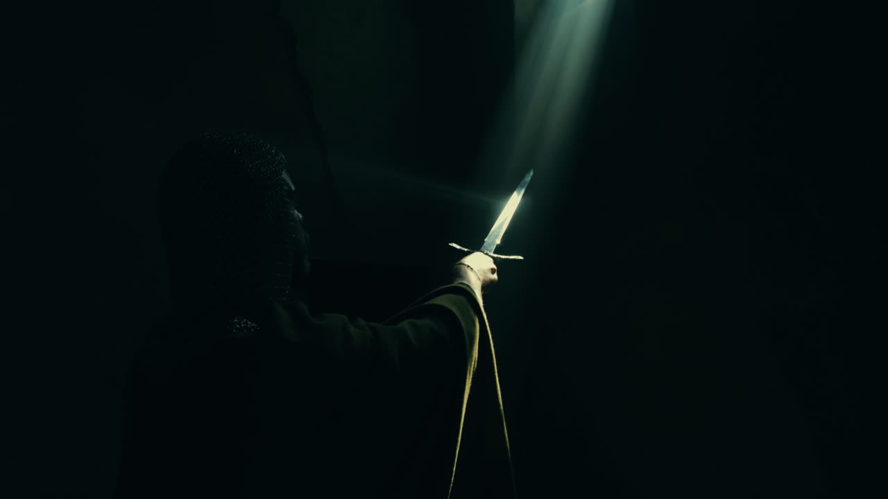 밤 교회에서 검을 들고 있는 중세인