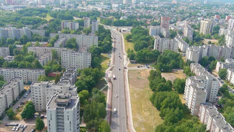 Edificios-De-Apartamentos-De-Estilo-Ruso-En-Un-Día-Soleado,-Vista-Aérea-De-Drones