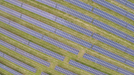 Antena-En-Espiral-Ascendente-De-La-Granja-De-Paneles-Solares.