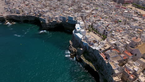 Polignano-A-Mare-Costa-Marítima-De-La-Ciudad-De-Apulia-En-Italia---Disparo-Aéreo-De-Drones