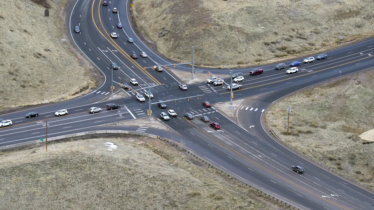 vista aérea de la intersección de la carretera en golden, colorado