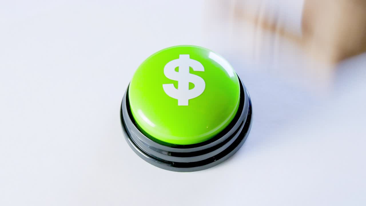 persona de negocios presionando el botón de dinero brillante verde con el signo del dólar. presione el botón para ganar mucho dinero. video 4k para sistema de pago, institución financiera, mercado de valores, billetera digital. rentable para comerciantes, empresarios. inversión empresarial exitosa