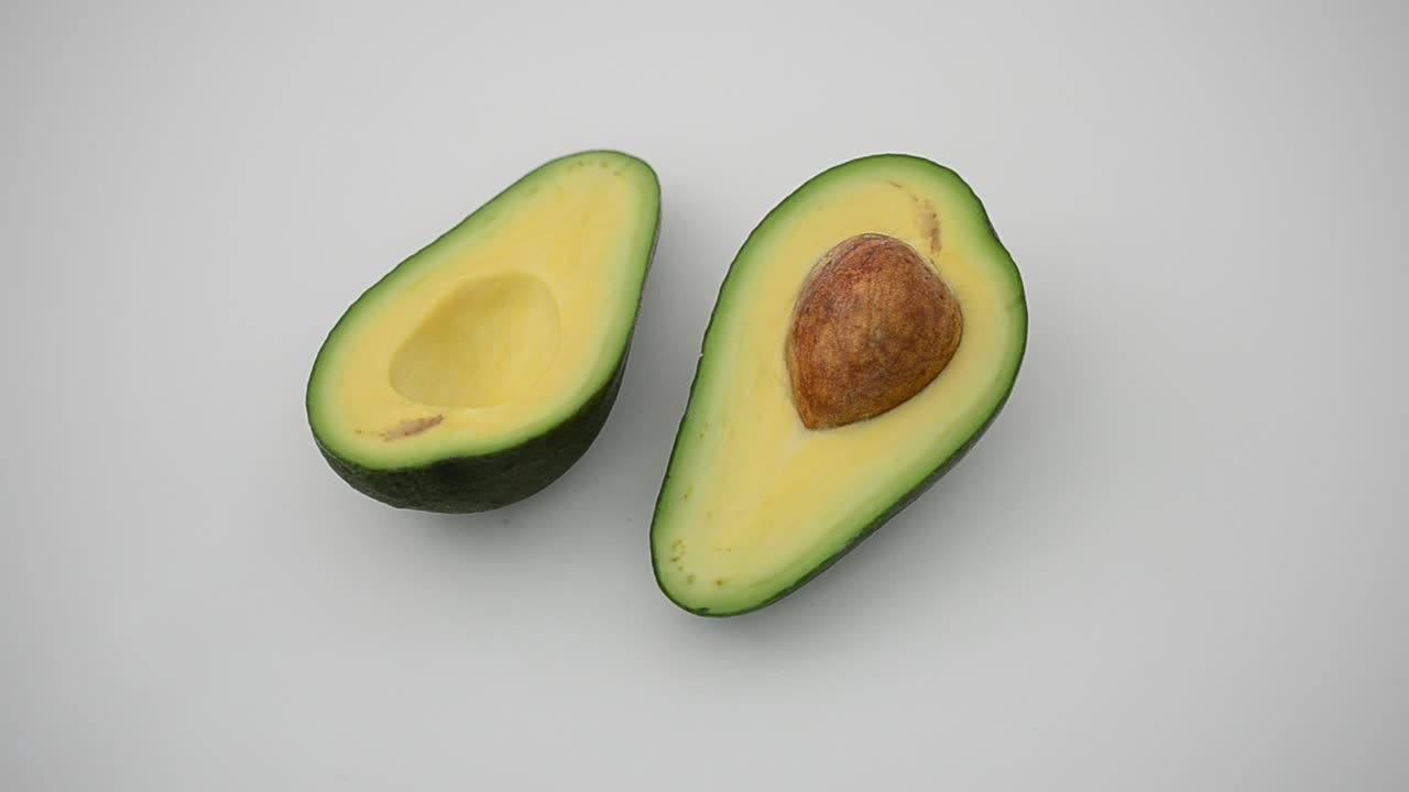 Avocado isolato su bianco. Ripresa in movimento
