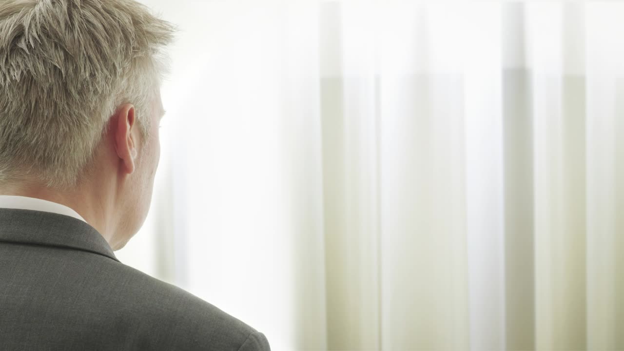 창문 밖 을 바라보는 사업가 의 뒷면