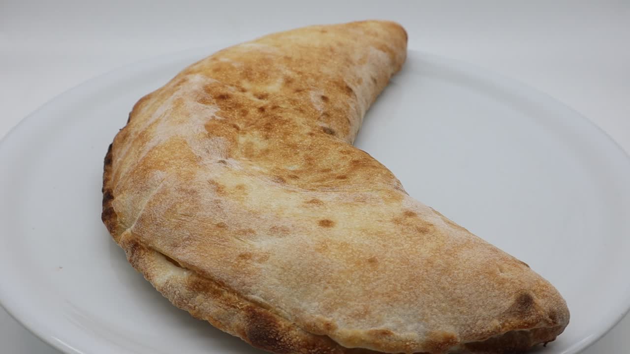 pizza calzone italiana aislada sobre un fondo blanco