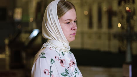 mujer en la iglesia