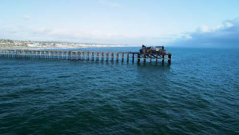 Vista-Aérea-Del-Muelle-Junto-Al-Mar