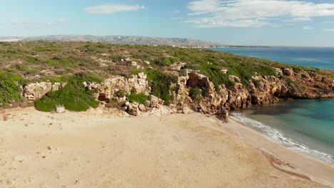 Paisaje-De-La-Playa-De-Calamosche-En-La-Reserva-Natural-De-Vendicari-En-Sicilia,-Italia---Disparo-De-Drones