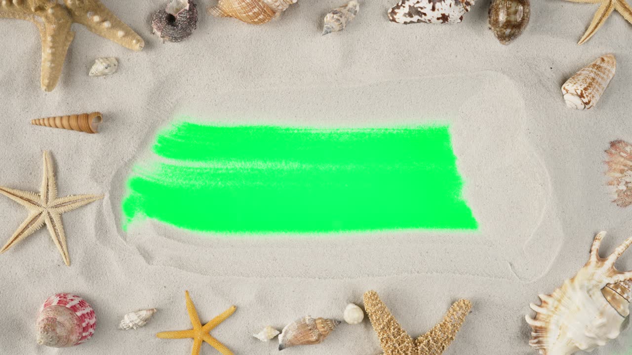 남자의 손은 모래를 청소하고 광고 지역, 작업 공간 모형을 보여줍니다. 휴가 또는 여행 광고를 위해 데기와 바다 별을 가진 모래 바다 배경.