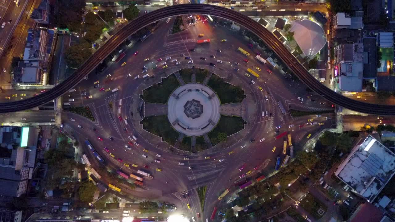 vista aérea de la enorme rotonda y los semáforos en el monumento a la victoria por la noche en bangkok, tailandia