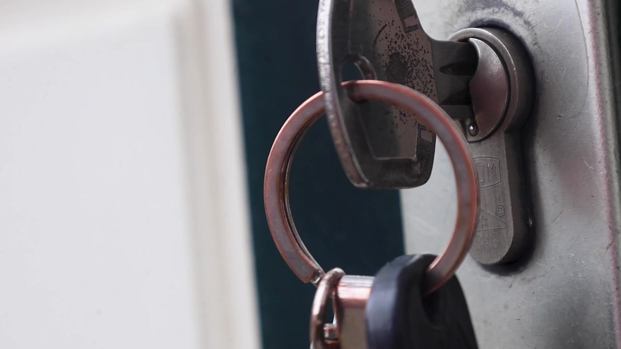 Video putting key inside a door from the outside.