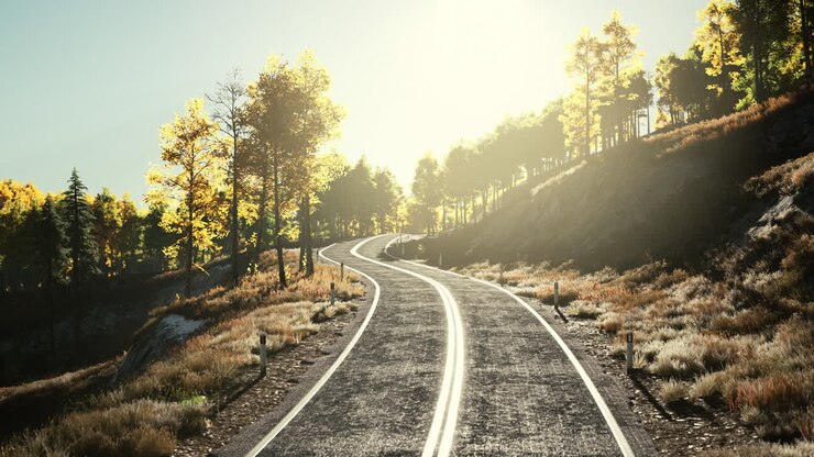 Autostrada in montagna in una giornata autunnale in Italia