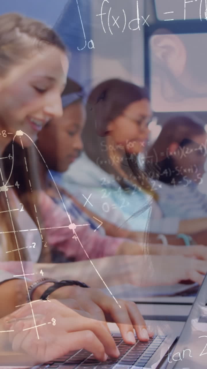 animación de fórmulas matemáticas sobre los estudiantes en el aula