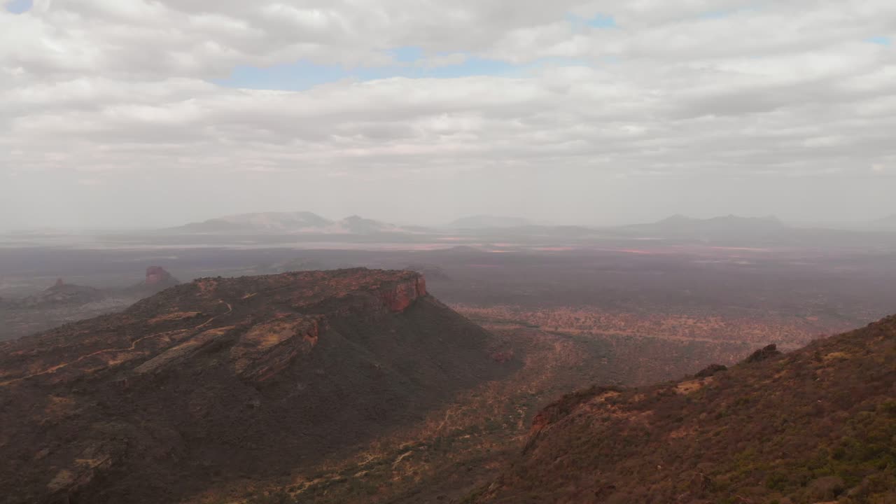 vista aérea del monte sagrado ololokwe del pueblo samburu en el norte de kenia