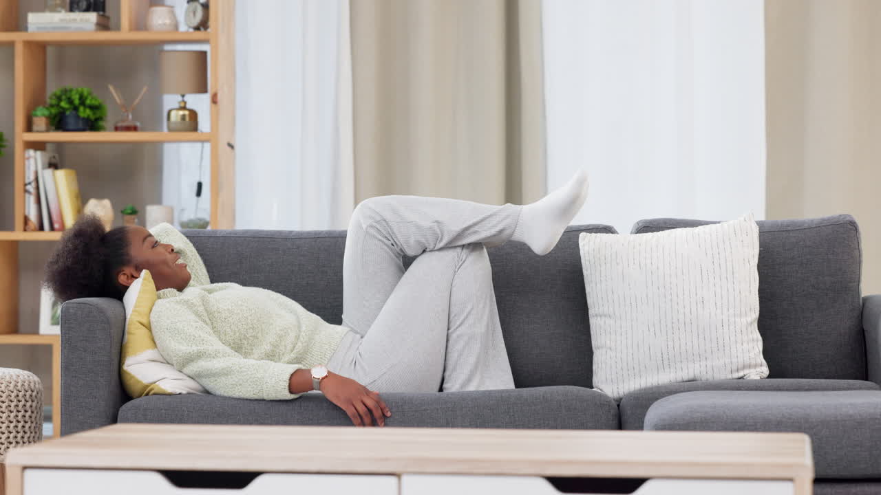 휴식을 취하는 젊은 여성, 소파에 휴식을 취하고