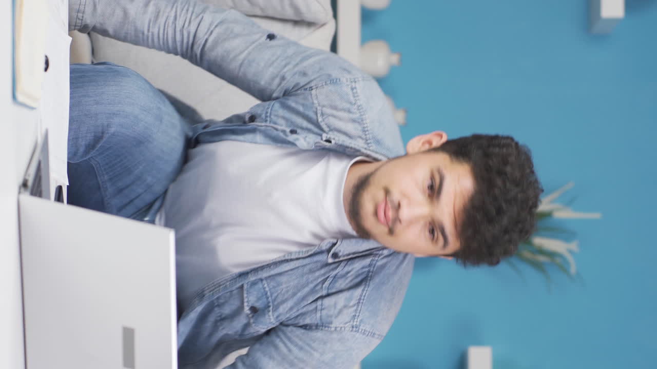 스트레스를 받고 사려 깊은 긴장된 남자의 수직 비디오.