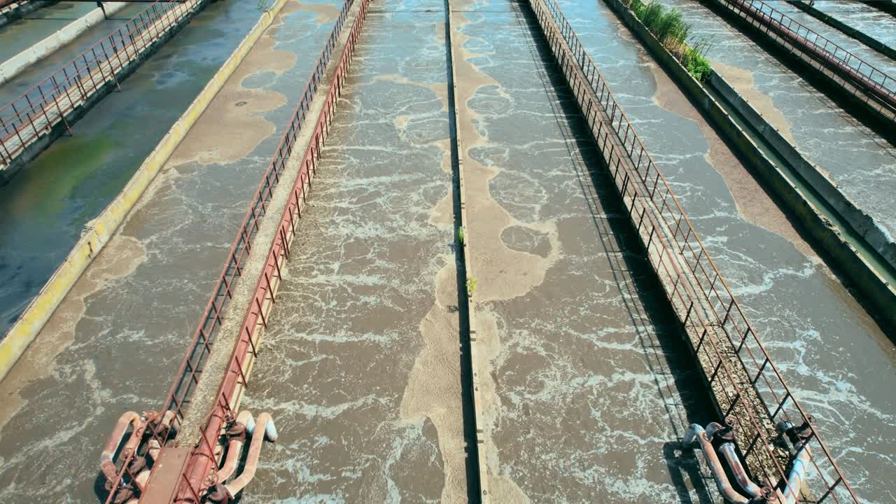 planta de tratamiento de aguas residuales. vuelo a lo largo de la planta de tratamiento. video de avión no tripulado. imágenes de stock 4k.