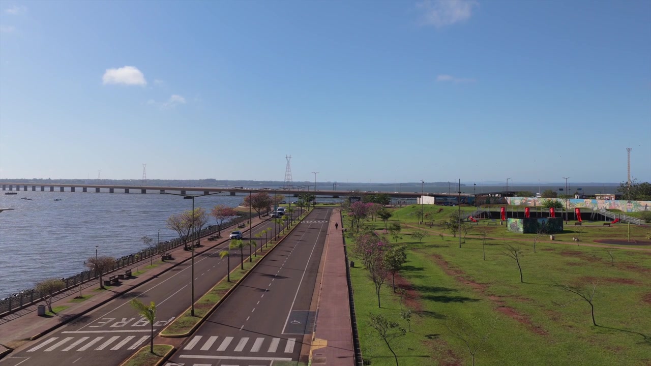 Vista aerea lungo il tranquillo viale lungomare di Posadas, accanto al fiume Paraná e al ponte internazionale