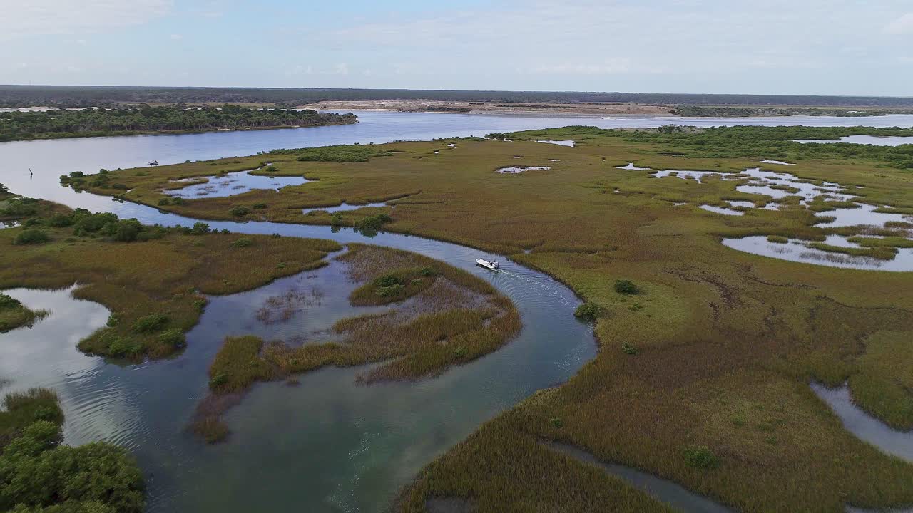 Vista aerea di una barca da pesca nel fiume Matanzas, Florida