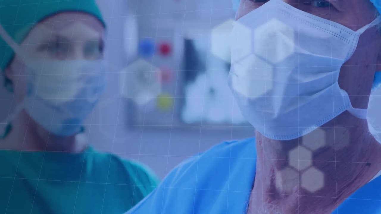 Animazione digitale di molteplici forme esagonali su linee a griglia su sfondo di un chirurgo uomo e una chirurga donna